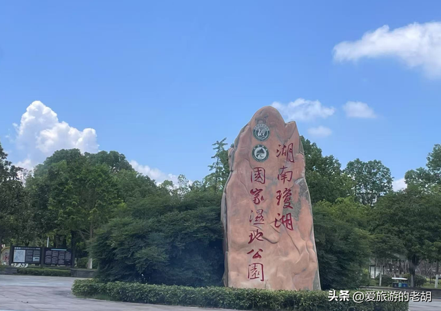 湖南这个城市毗邻长沙，没有高铁和火车，仅有一条高速公路过境