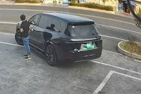惊呆！人工智能泊车多次失败后，“自尊”受挫，自己“跑路”了！图片