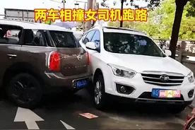 网传一宝马女司机撞车后，脱光一丝不挂离开，现场仅剩衣物图片