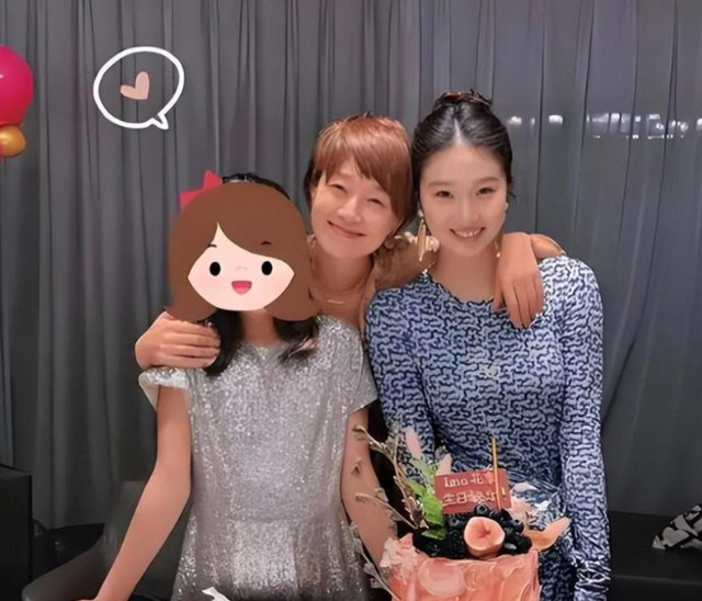 49岁马伊琍没想到，辛苦养大的17岁女儿文君竹，早为亲爹文章争光