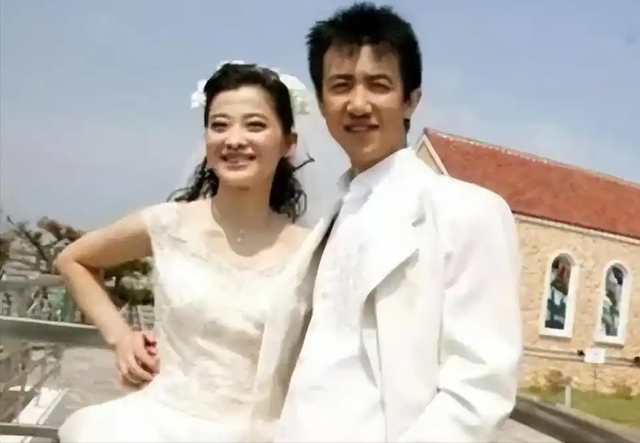 吃梅婷6年软饭，“出轨”李小冉惨遭断手断脚，今与梅婷天差地别