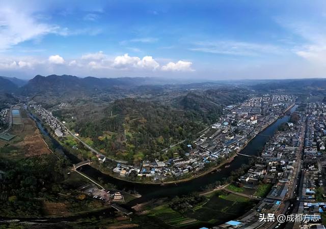 两山相夹的千年古镇，到底有多绝→