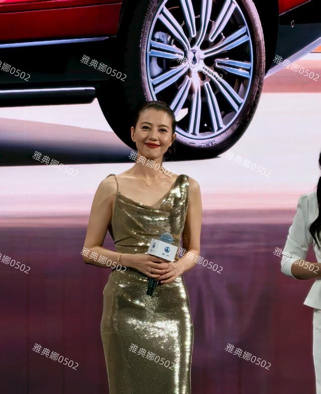 高圆圆的脸怎么也肿了？45岁的女神身材超赞，但脸上岁月痕迹明显
