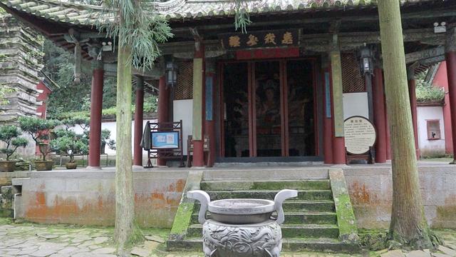 云南千年古寺，矗立深山，有唐代禅杖，元代石碑，千手观音