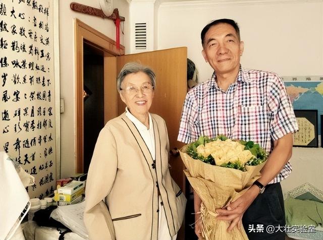 毛主席的机要秘书谢静宜有多美？长相甜美可爱，当过北京市委书记