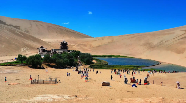 敦煌鸣沙山月牙泉景区：雨后美景醉游人