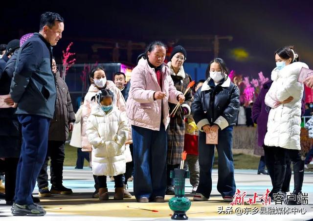 “花开临夏”不夜城盛大开园