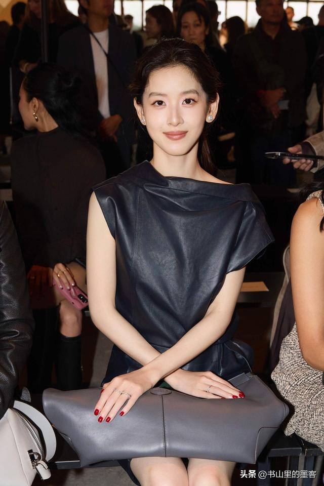 章泽天陪刘强东迪拜过圣诞，疑住3万一晚酒店	，打扮精致却穿脏鞋