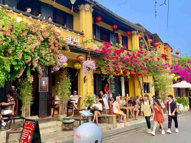 10月会安遭洪水漫城！游客水中放河灯，当地人却一脸淡定