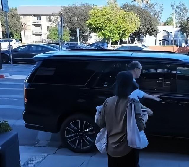 徐帆退休专心陪读女儿，和徐朵住美国别墅区，出行司机接送好阔气