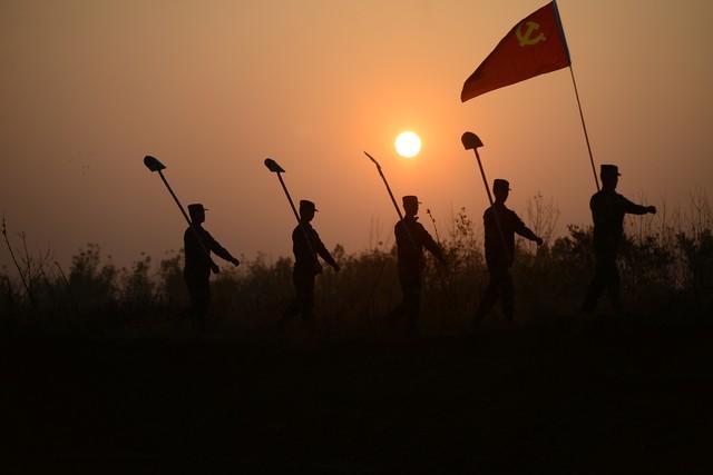 谁说革命年代没美女？华国锋夫人 30 岁旧照，比网红耐看 10 倍