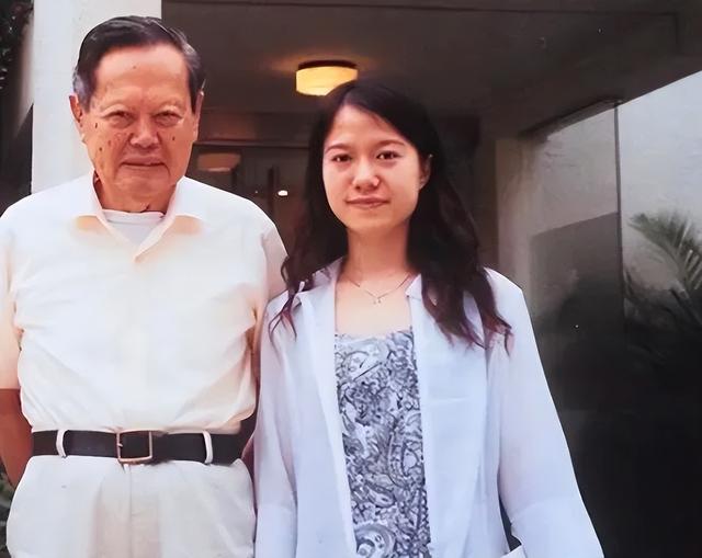杨振宁葬礼，翁帆和子女现身只是看点之一，清华还宣布一重要决定