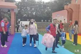 太原公交志愿者 助力开学季图片