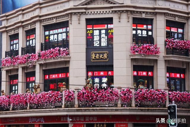双节临近，上海南京步行街花团锦簇营造出浓郁的节日氛围
