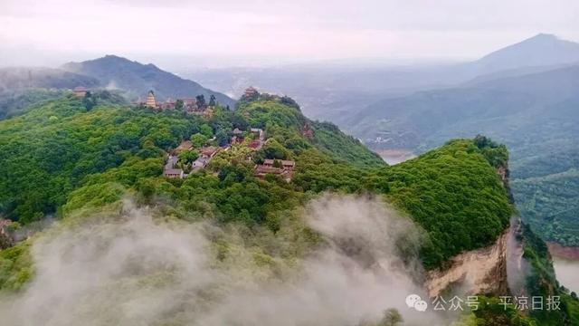 一场秋雨涤，崆峒云海起