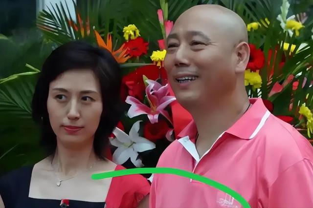 离婚18年才发现，身价上亿住四合院的李成儒，真的配不上史依弘