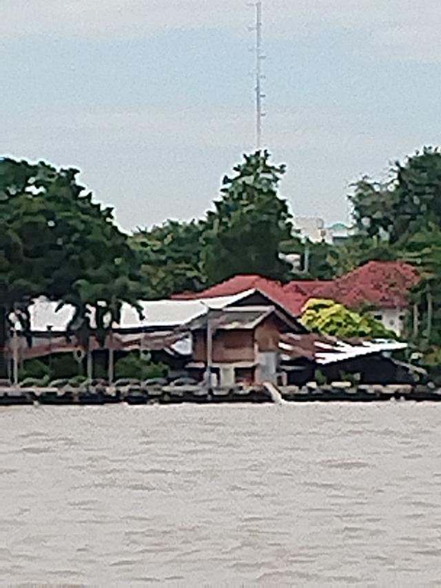 湄南河上，半船烟火半船风