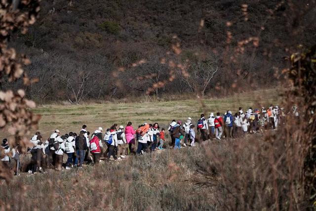运动小玩家登顶冬奥山巅！京城秋岭，不负少年！