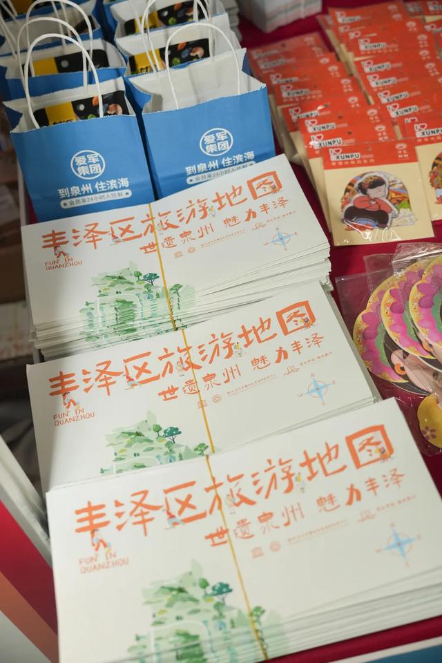 出站秒变蟳埔女！泉州动车站惊现「丰泽有戏非遗快闪」，更有惊喜见面礼