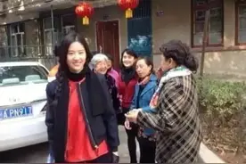 37岁刘亦菲回湖北过年，穿喇叭牛仔裤，素面朝天，像个女街溜子图片