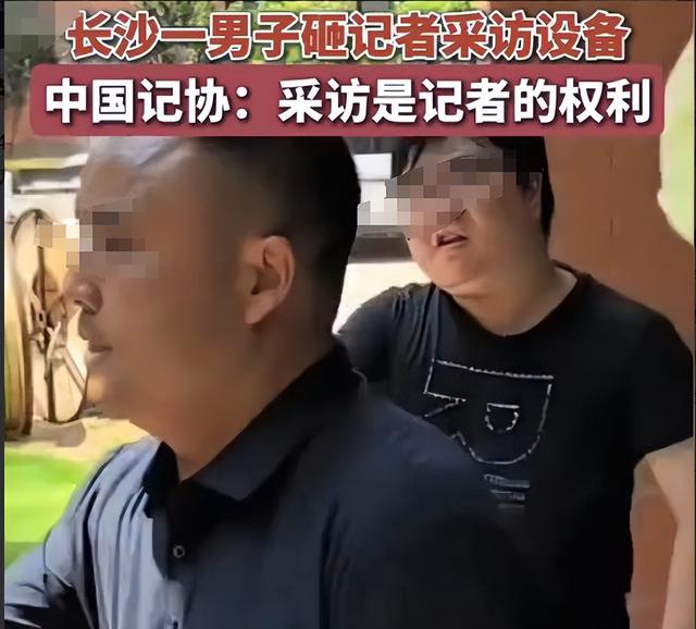 太猖狂！记者被打后续：警方介入，厂家底裤被扒光，这下摊上事了