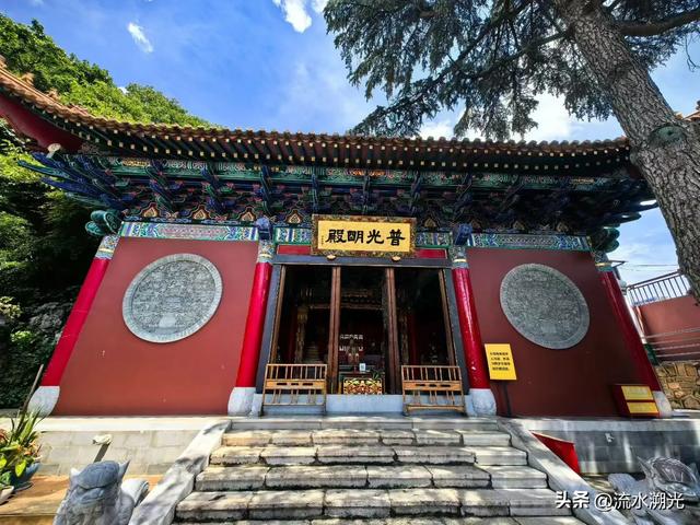 在昆明圆通寺，一堵朱墙隔开了两个世界