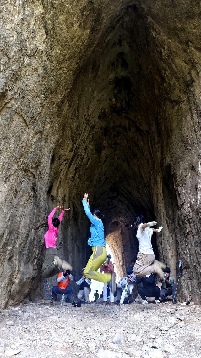 山西太行山中藏着一只天眼，当地人称老雕窝，驴友叫它天门洞
