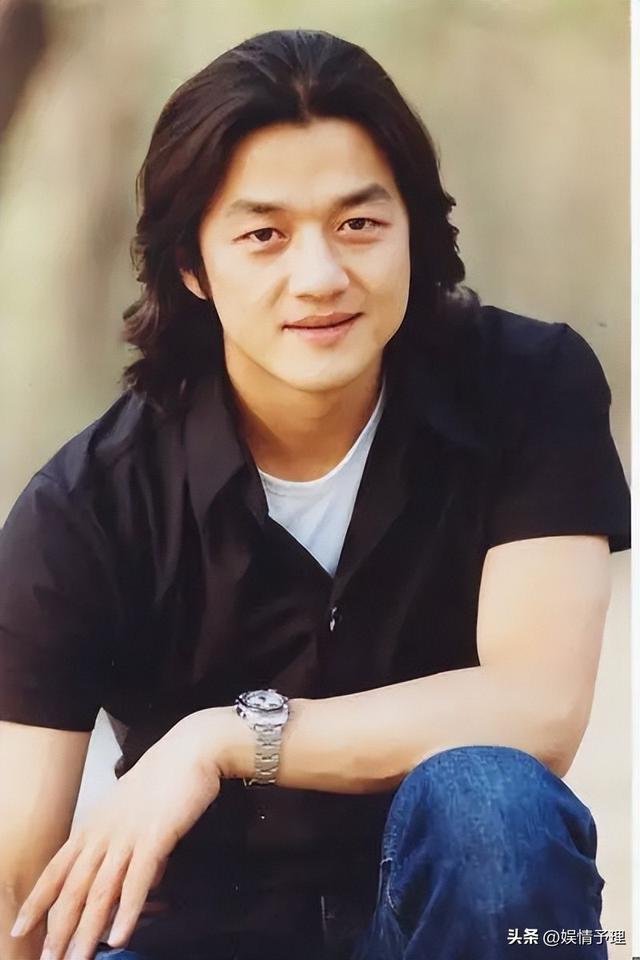 53岁李亚鹏现状：公司狂赚70亿，却住乡下吃野菜，小娇妻不离不弃