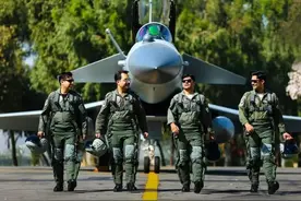 巴铁中械军大胜，歼10C对印军已手下留情，巴防长：我们自己造的图片