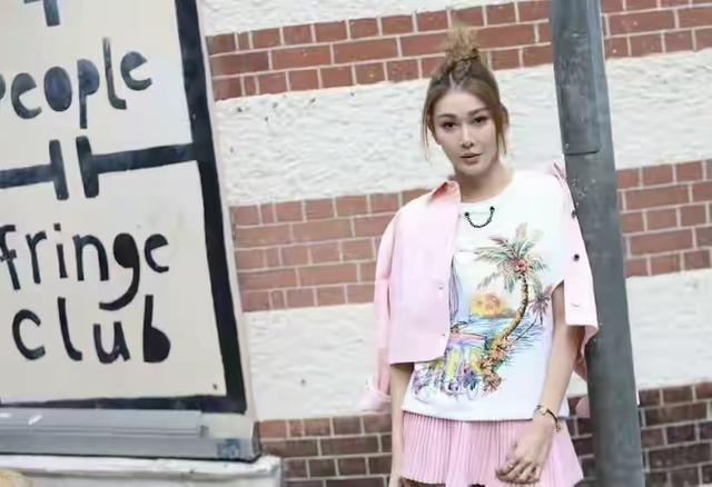 陪玩陪睡只是冰山一角，合同纠纷，陪客旅行，舔手指，个个都荒唐