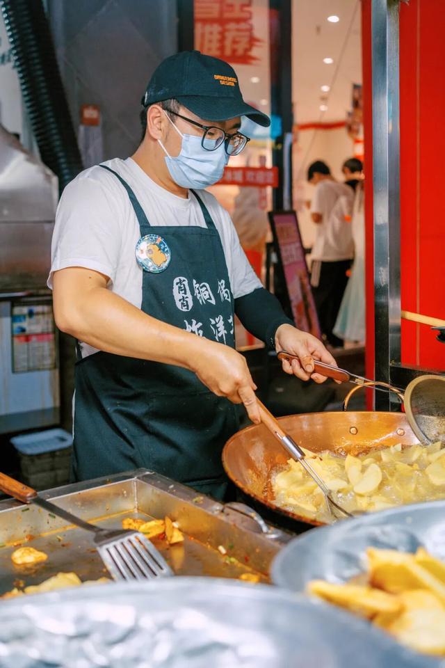 红河“古镇”里超隐蔽的小吃街，10多年小吃扎堆 还能看到江南风光