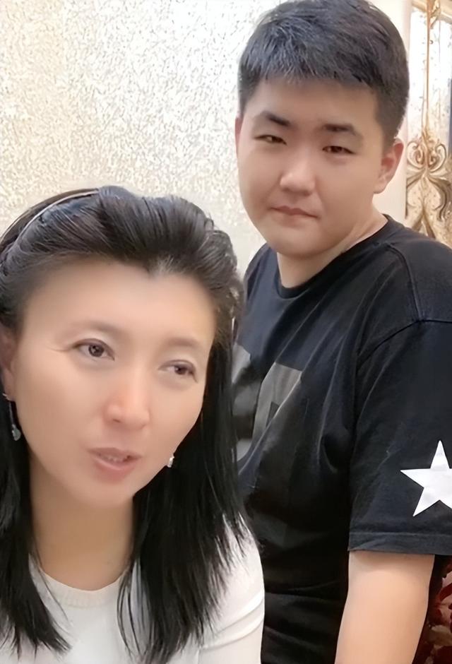 风向变了？央媒公开点名闫学晶，文案信息量大	，32岁儿子也被连累