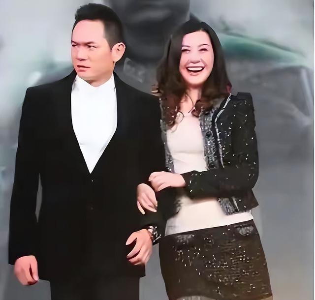 15年前，在爱妻葬礼上哭到昏厥发誓永不再娶的果靖霖，现况如何？