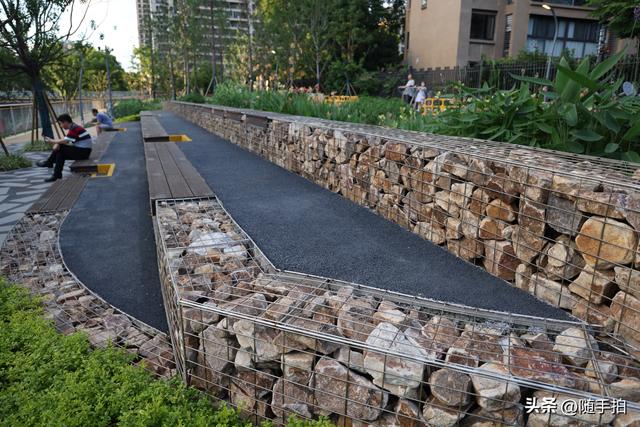 实拍江苏苏州昆山花桥梅浦河海绵城市公园，“会呼吸”的绿地