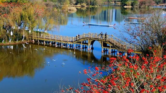 大凉山冬韵：冰雪、暖泉与阳光交织