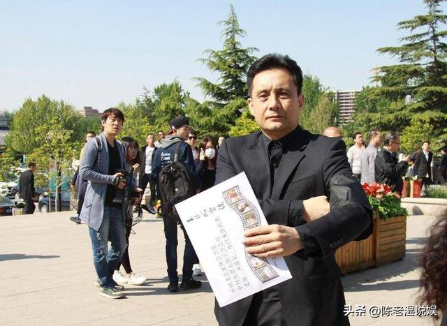 他被谢霆锋打成重伤，发妻6次流产绝情离开，如今街头卖卤肉为生
