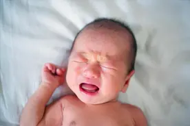 婴儿摇头、横抱打挺、一放就醒 ？快快快，赶紧抓住自主入睡信号！图片