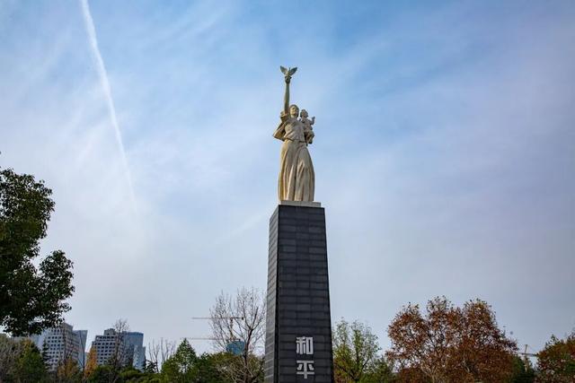 一条穿越黑暗，抵达光明的铭记之路！