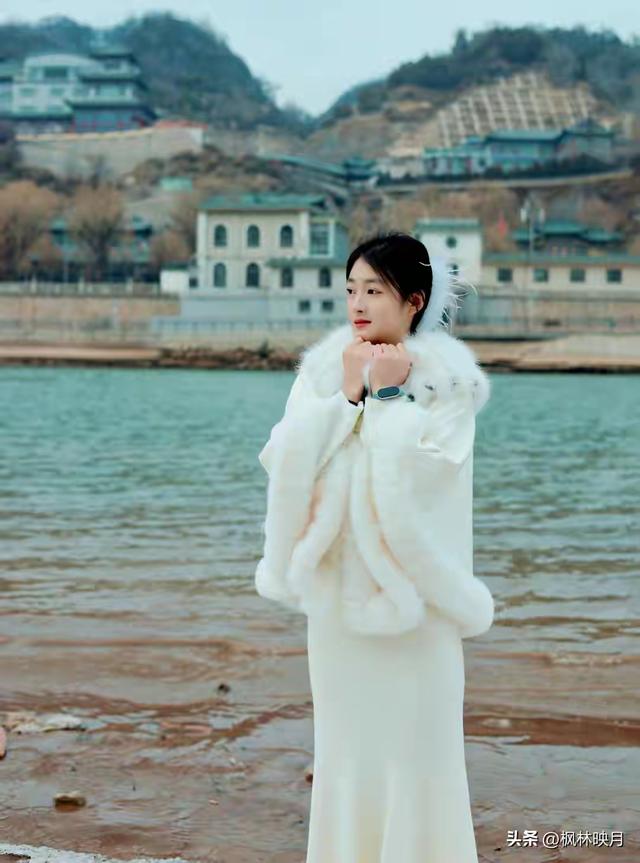 甘肃兰州一校花清雅温婉	，堪称金城俏佳人，美得让人怦然心动