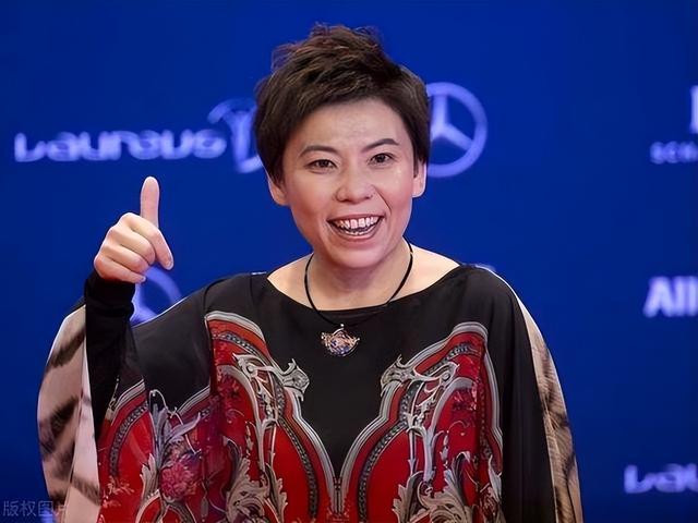 败光20亿、国籍问题、向洋人下跪，邓亚萍身上的标签到底是真是假