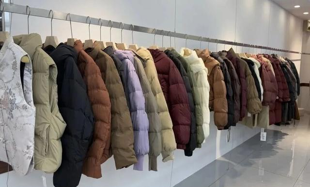 羽绒服里穿薄点才暖和！藏不住了，超简单穿搭技巧……