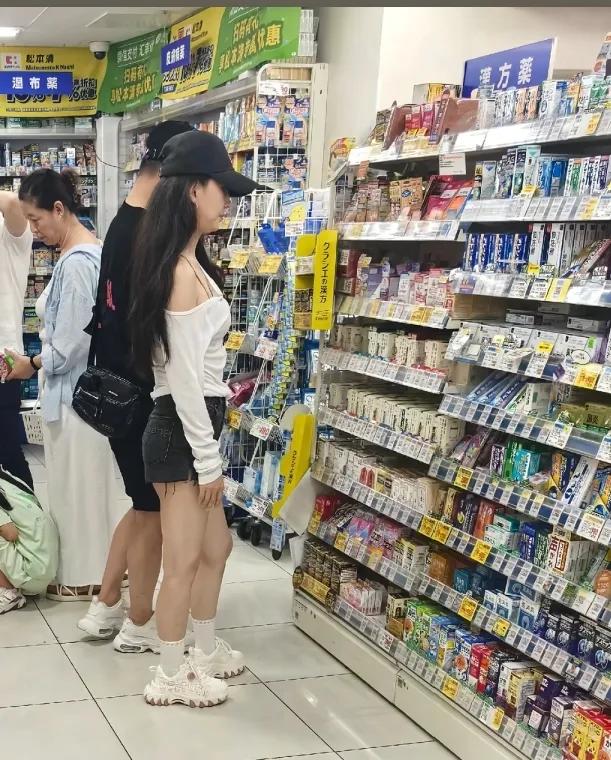汪峰带女友日本度假，两人逛药妆店，森林北穿着清凉，但大腿粗壮