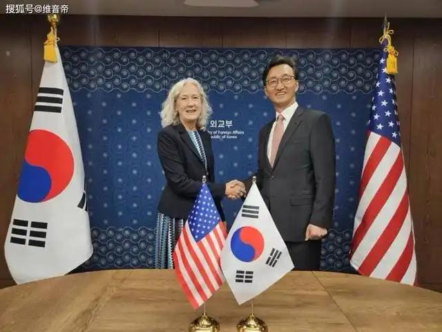 李在明刚踩刹车，中方横幅被撕烂，抢在93庆典前，韩国右翼下毒手