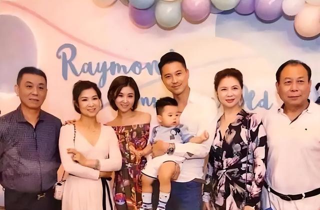 40岁李小萌北京逛街，开五六百万劳斯莱斯，王雷大连富二代不差钱