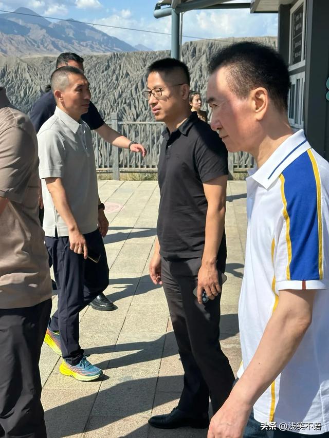 王健林新疆现身，瘦得不成样子，年过七十依旧拼命工作！
