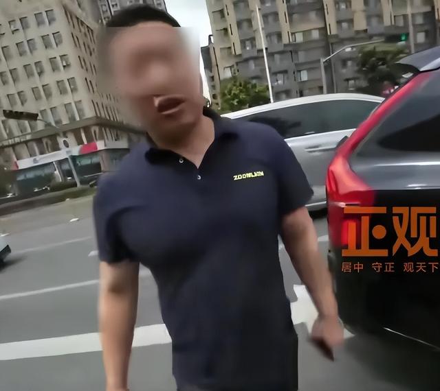 闹大了！别车工装男已被拘，真实身份被扒，警方回应，网友立大功