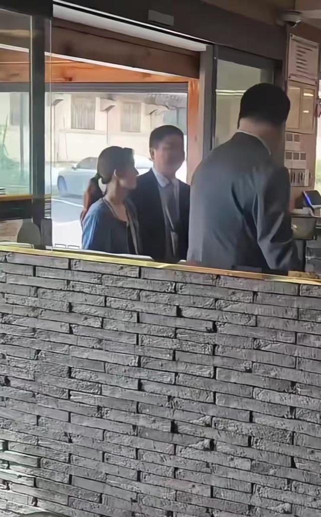 这次，在自嘲老婆面前没自信的刘强东身上，暴露了老夫老妻的尴尬