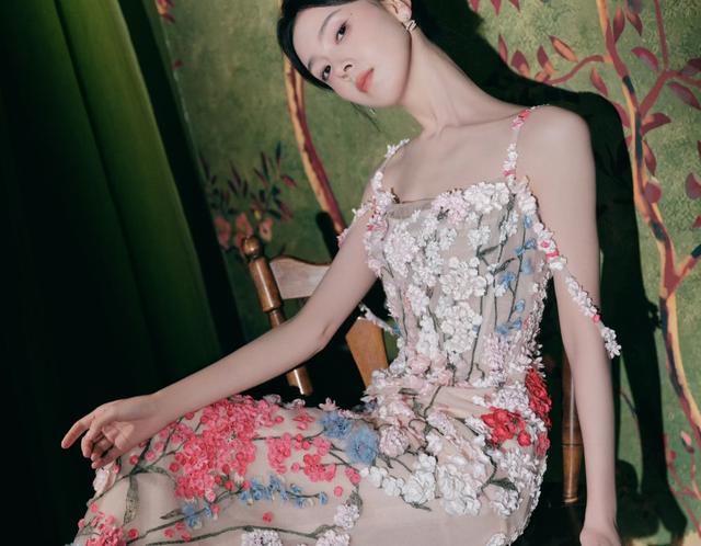 身穿花裙 风情万种的陈瑶