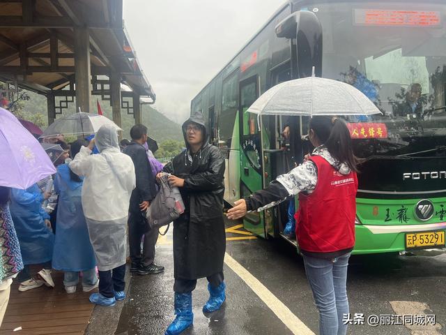 不止有美景，更有温情：玉龙雪山景区职工用行动温暖万千游客路