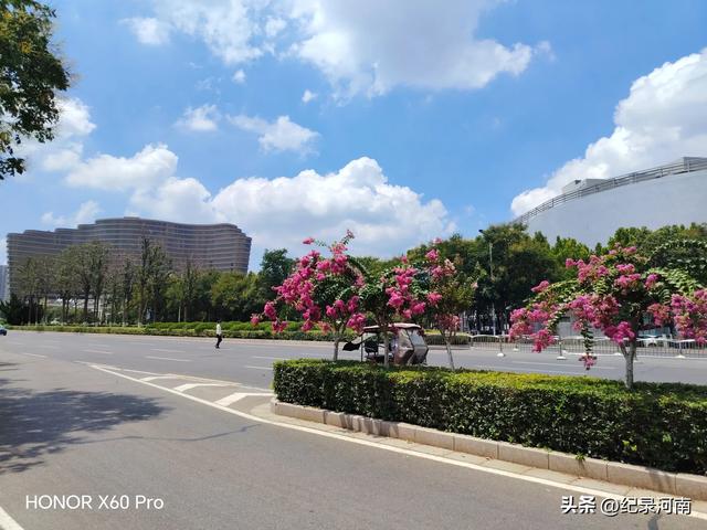 信华建国酒店和新城吾悦广场，如同商丘市中心城区的两颗璀璨明星